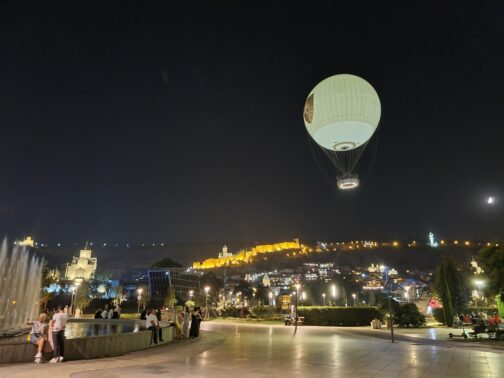 Воздушный шар в парке Рике в Тбилиси