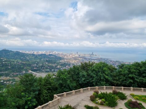 Площадка перед храмом Самеба в Батуми, Грузия