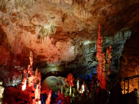Романтическая подсветка в пещере Прометея в Грузии