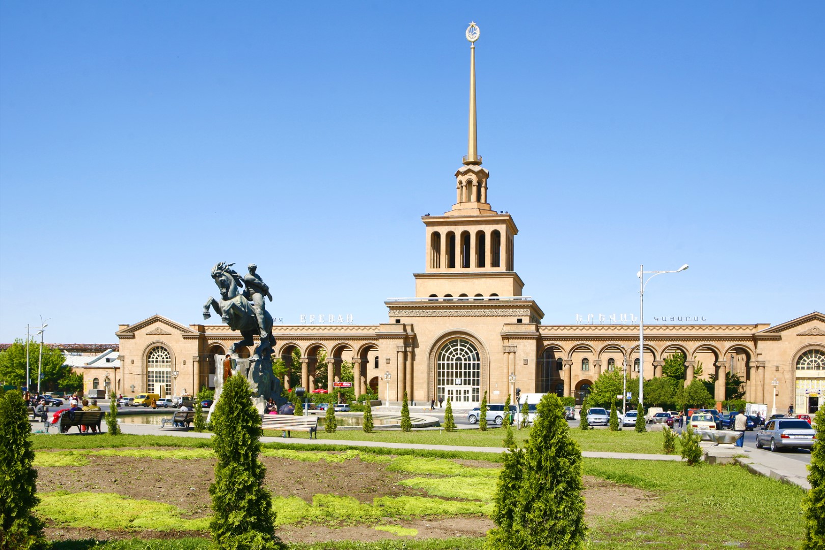 Ереван мал. Железнодорожный вокзал Ереван. ЖД станция Ереван. ЖД вокзал Ереван. Армения Ереван ЖД вокзал.