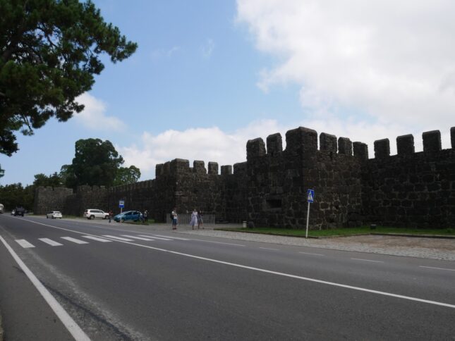 Крепость Гонио по пути к водопаду Мирвети