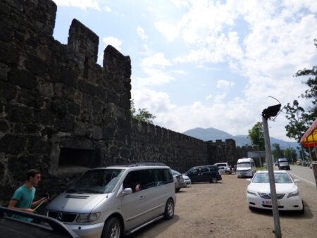 Парковка перед крепостью Гонио