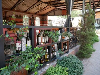 Красивый ресторан и вино в Мцхете