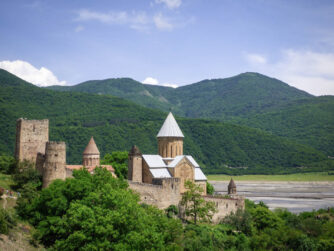 Крепость Ананури в окрестностях Тбилиси