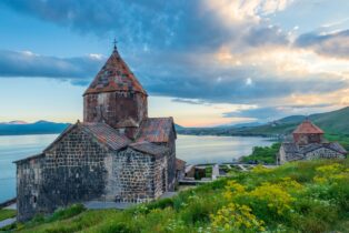 Монастыри в Армении и озеро Севан