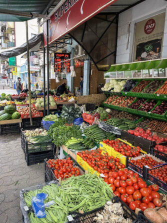Овощи и фрукты на улице в Грузии