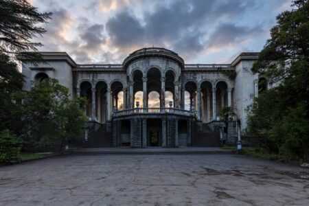 Руины санатория Медея на курорте Цхалтубо