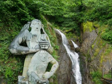 Водопад и статуя Андрея Первозванного