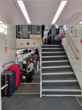 Двухэтажный поезд из Батуми в Тбилиси лестница и чемоданы