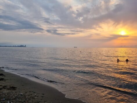 Закат на пляже в Чакви