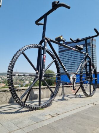 Гигантский велосипед в Тбилиси