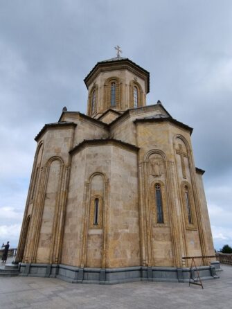 Храм Самеба над Батуми сзади