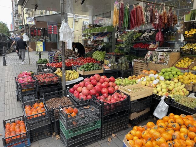 Лавка с овощами и фруктами в Батуми