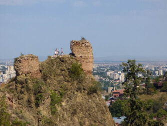 Необычное фото около крепости Нарикала в Тбилиси