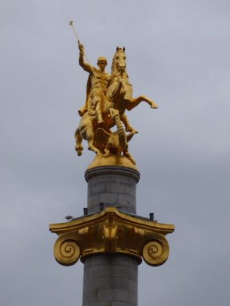 Статуя Георгия Победоносца на площади Свободы
