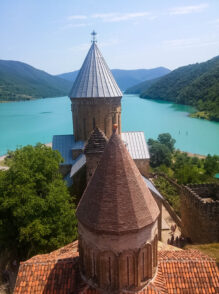 Замок Ананури и Жинвальское водохранилище недалеко от Тбилиси