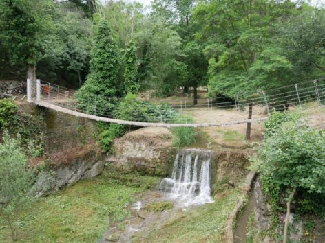 Мостик и водопад в Тбилиси