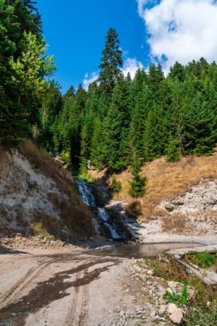 Водопад по пути из Батуми в Ахалцихе на перевале Годерзи