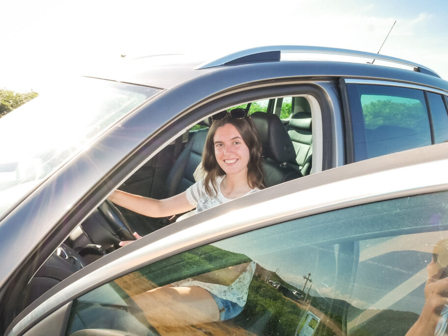 Алина за рулём арендованного автомобиля в Грузии