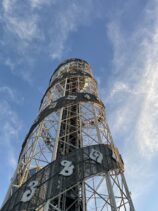 Башня Алфавит в Батуми фото снизу