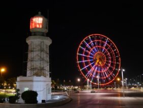 Маяк и колесо обозрения в Батуми ночью