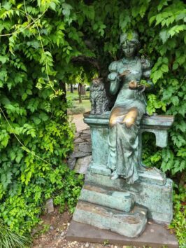 Скульптура на набережной Батуми