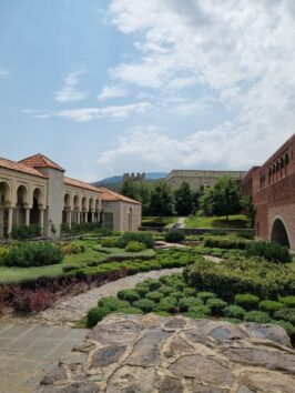 Крепость Рабат внутри фото